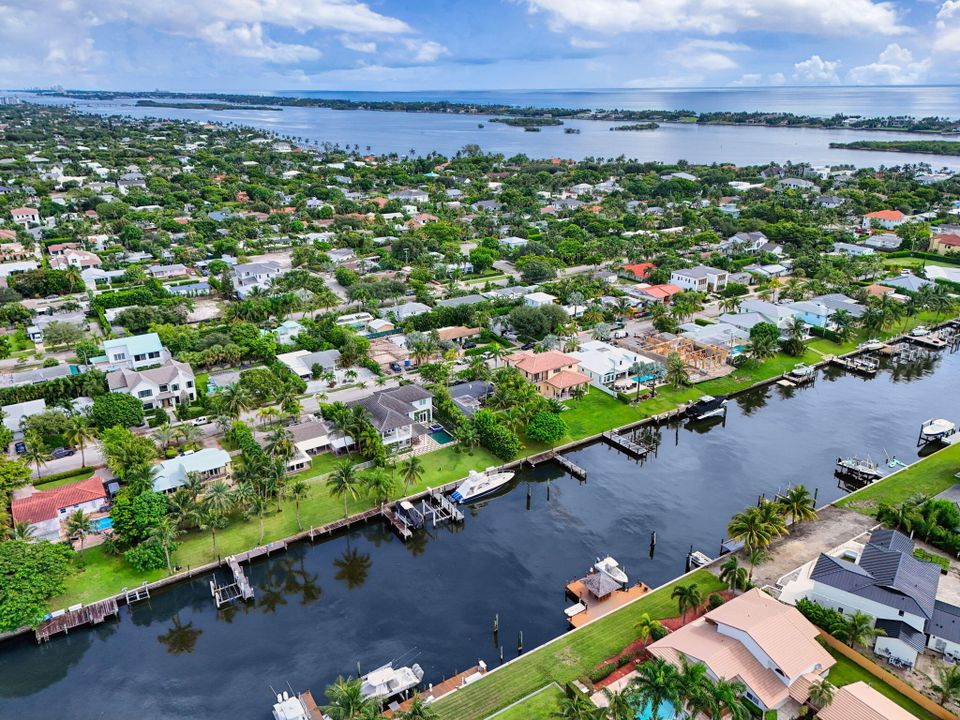 合同活跃: $3,725,000 (2 贝兹, 2 浴室, 1878 平方英尺)