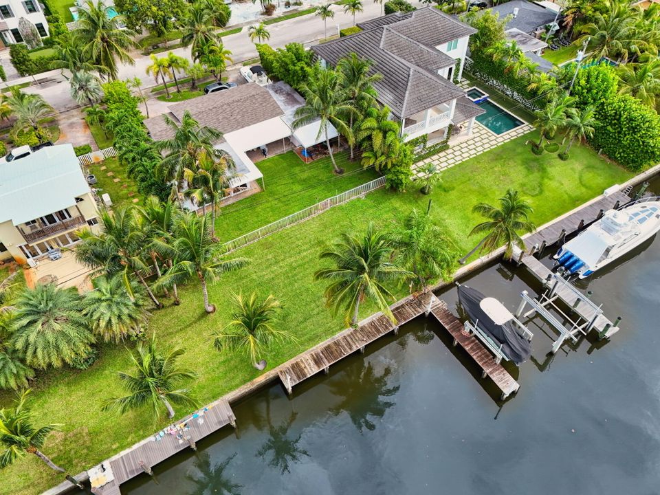 合同活跃: $3,725,000 (2 贝兹, 2 浴室, 1878 平方英尺)