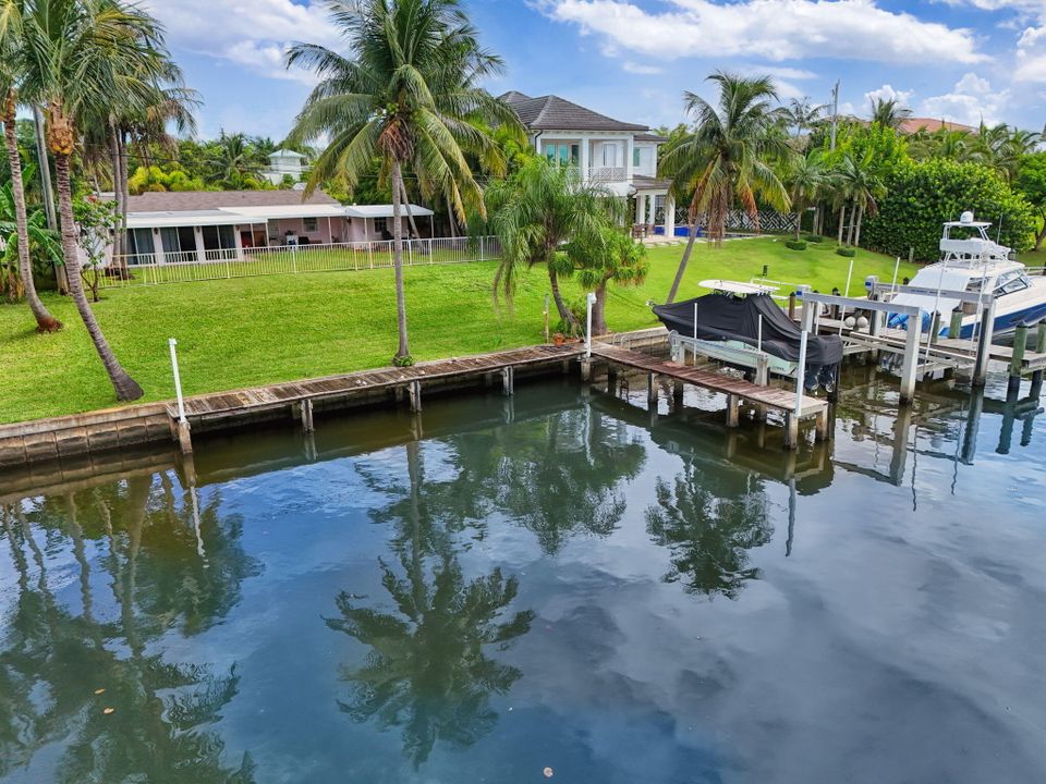 合同活跃: $3,725,000 (2 贝兹, 2 浴室, 1878 平方英尺)