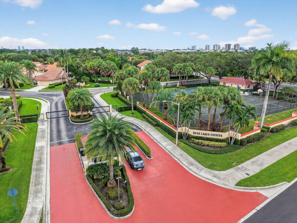 Под контрактом: $1,699,000 (5 спален, 3 ванн, 5019 Квадратных фут)