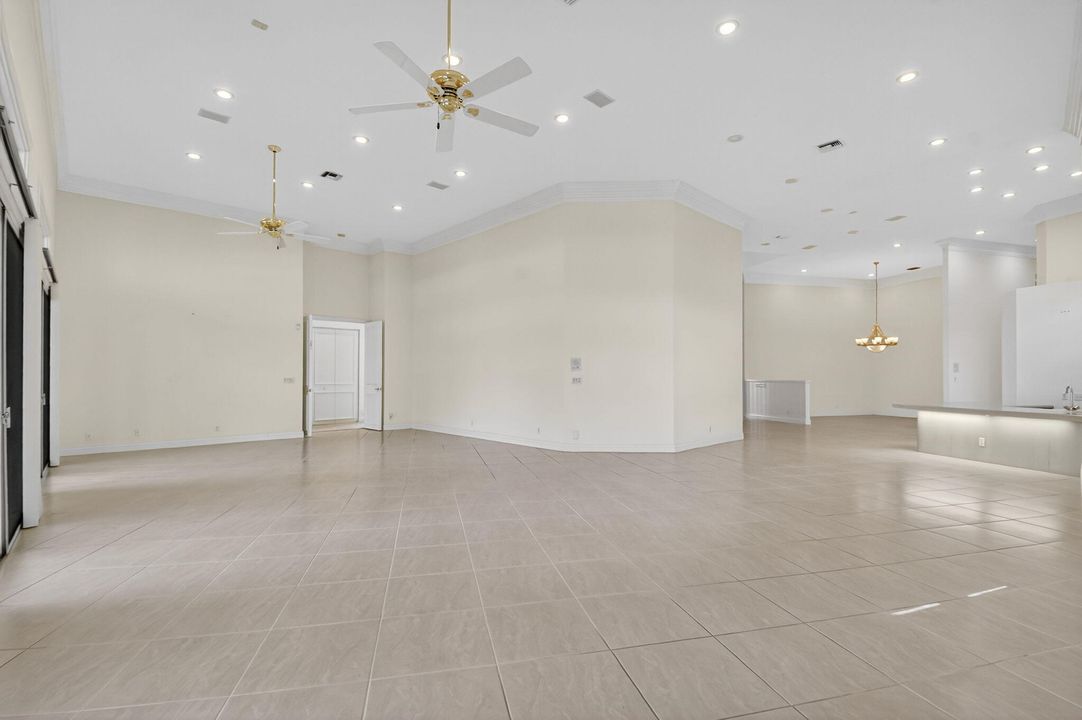 Под контрактом: $1,699,000 (5 спален, 3 ванн, 5019 Квадратных фут)