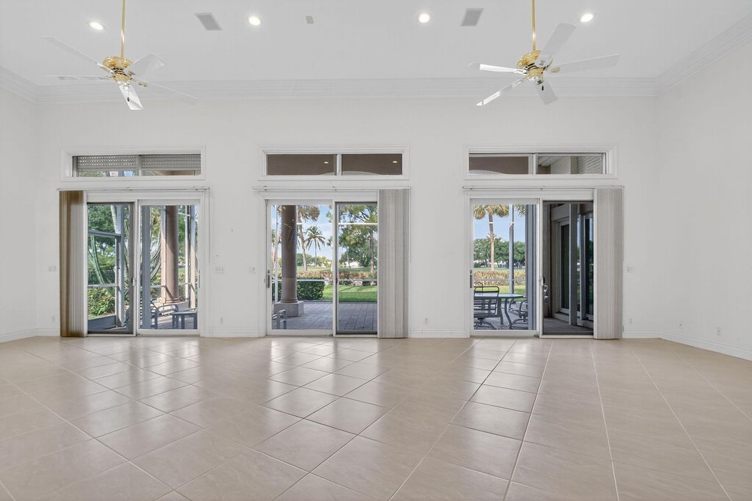 Под контрактом: $1,699,000 (5 спален, 3 ванн, 5019 Квадратных фут)