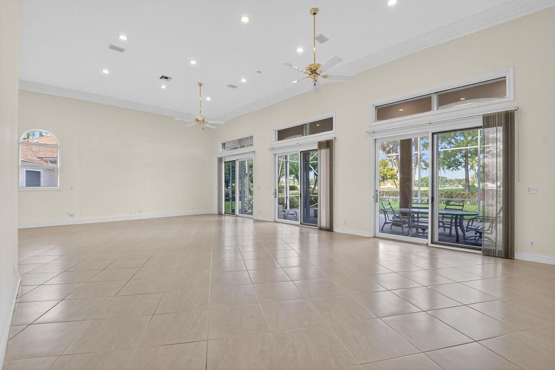 Под контрактом: $1,699,000 (5 спален, 3 ванн, 5019 Квадратных фут)