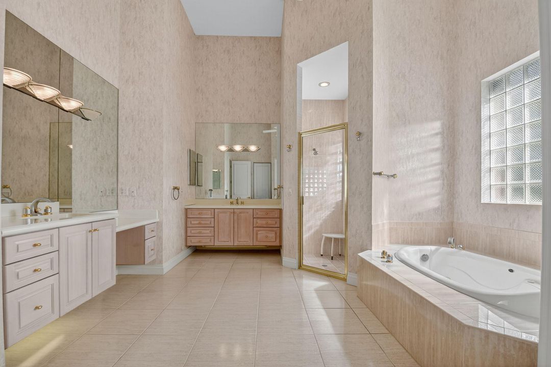 Под контрактом: $1,699,000 (5 спален, 3 ванн, 5019 Квадратных фут)