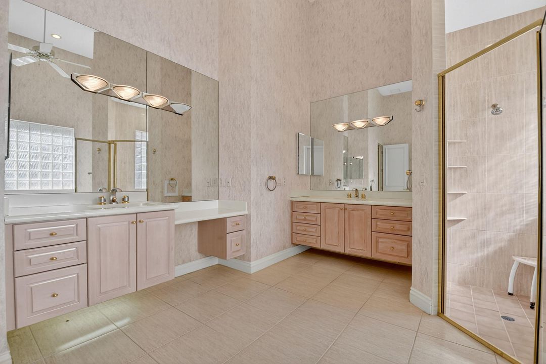 Под контрактом: $1,699,000 (5 спален, 3 ванн, 5019 Квадратных фут)