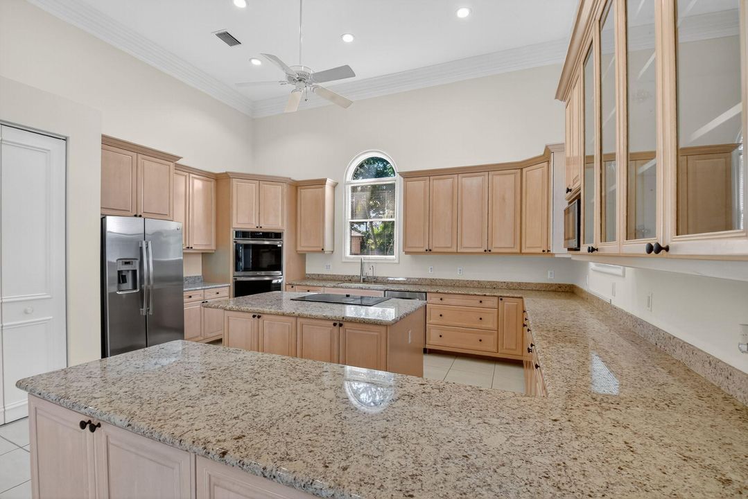 Под контрактом: $1,699,000 (5 спален, 3 ванн, 5019 Квадратных фут)