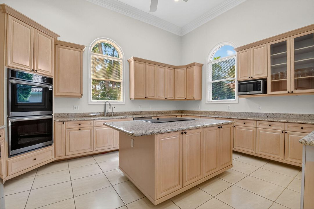 Под контрактом: $1,699,000 (5 спален, 3 ванн, 5019 Квадратных фут)