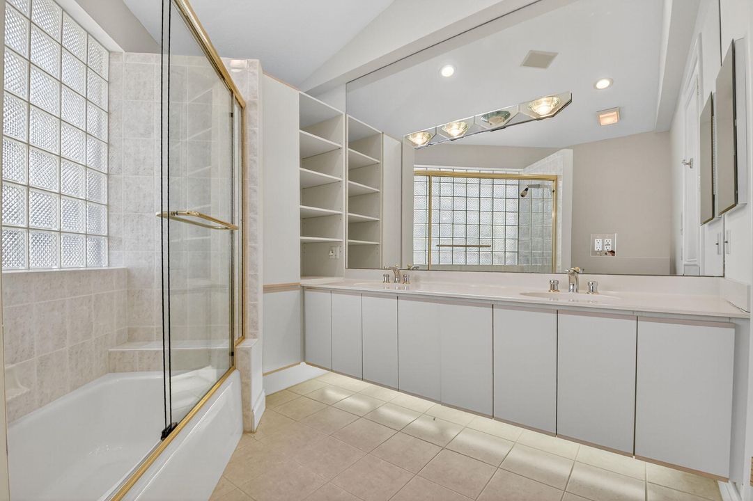 Под контрактом: $1,699,000 (5 спален, 3 ванн, 5019 Квадратных фут)