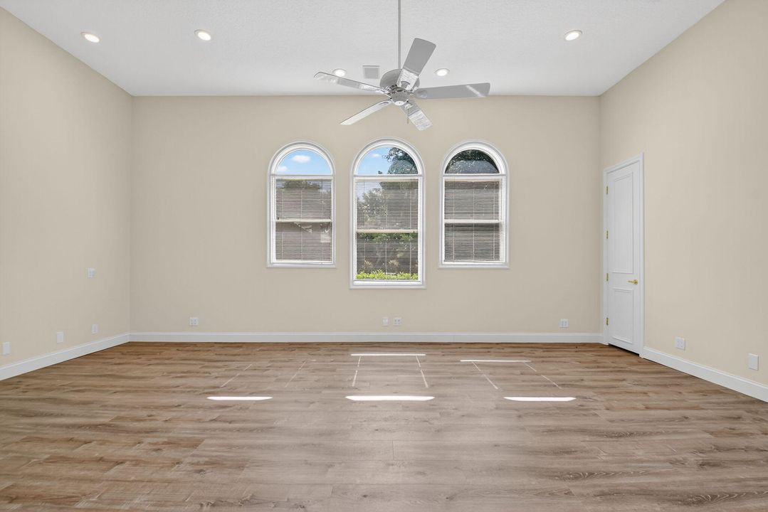 Под контрактом: $1,699,000 (5 спален, 3 ванн, 5019 Квадратных фут)