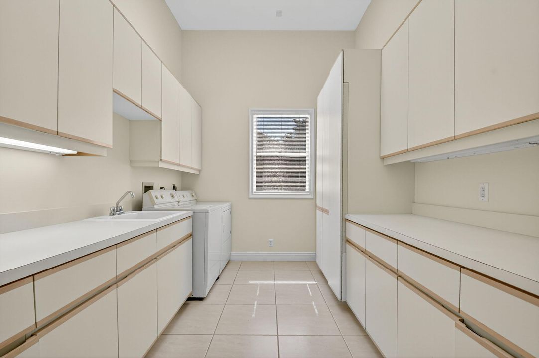 Под контрактом: $1,699,000 (5 спален, 3 ванн, 5019 Квадратных фут)