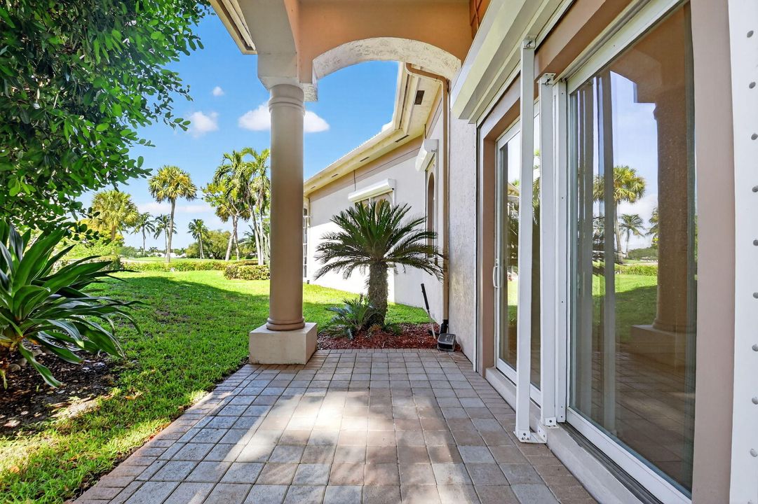 Под контрактом: $1,699,000 (5 спален, 3 ванн, 5019 Квадратных фут)