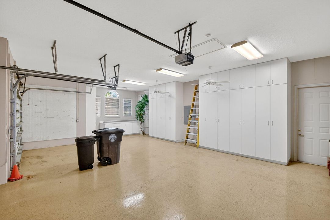 Под контрактом: $1,699,000 (5 спален, 3 ванн, 5019 Квадратных фут)