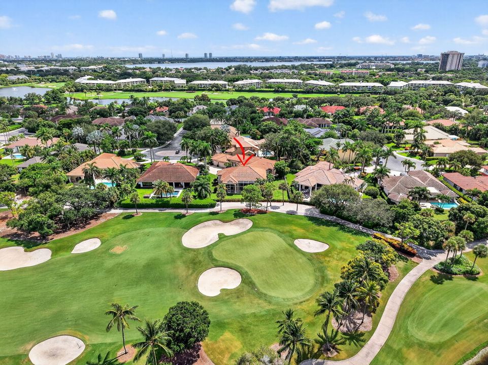 Под контрактом: $1,699,000 (5 спален, 3 ванн, 5019 Квадратных фут)