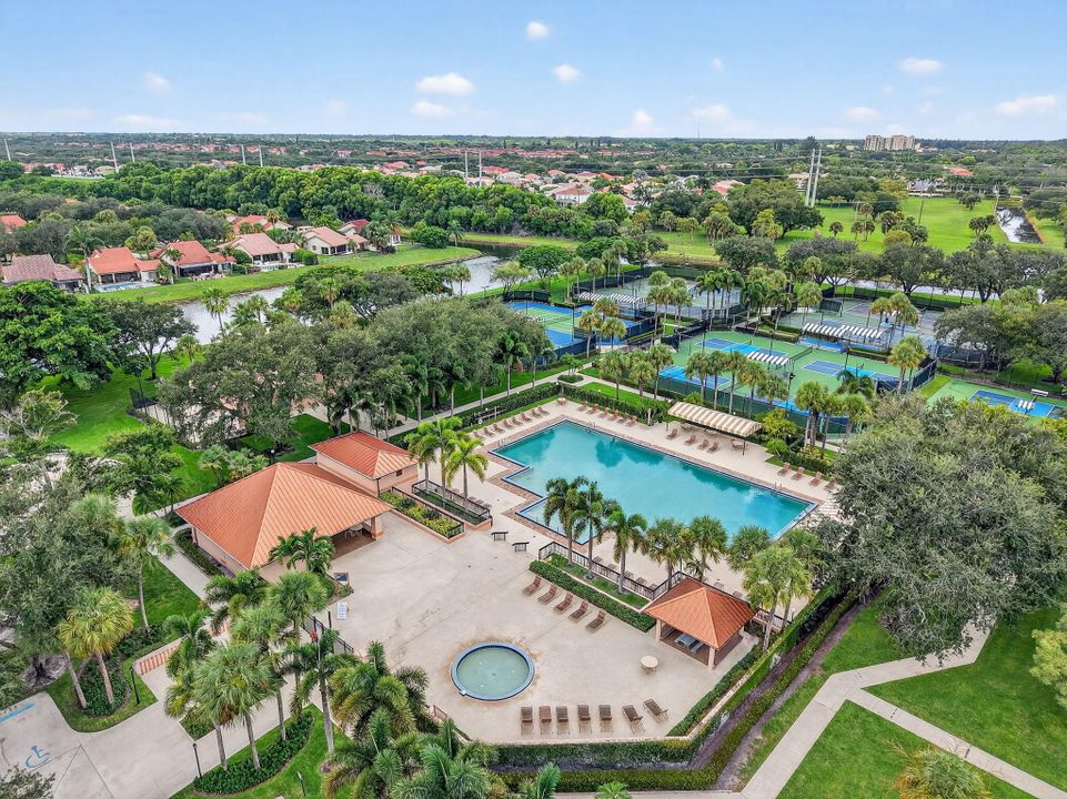 Под контрактом: $1,699,000 (5 спален, 3 ванн, 5019 Квадратных фут)