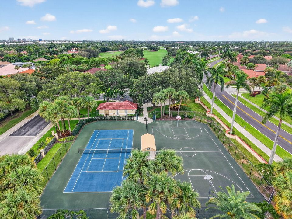 Под контрактом: $1,699,000 (5 спален, 3 ванн, 5019 Квадратных фут)