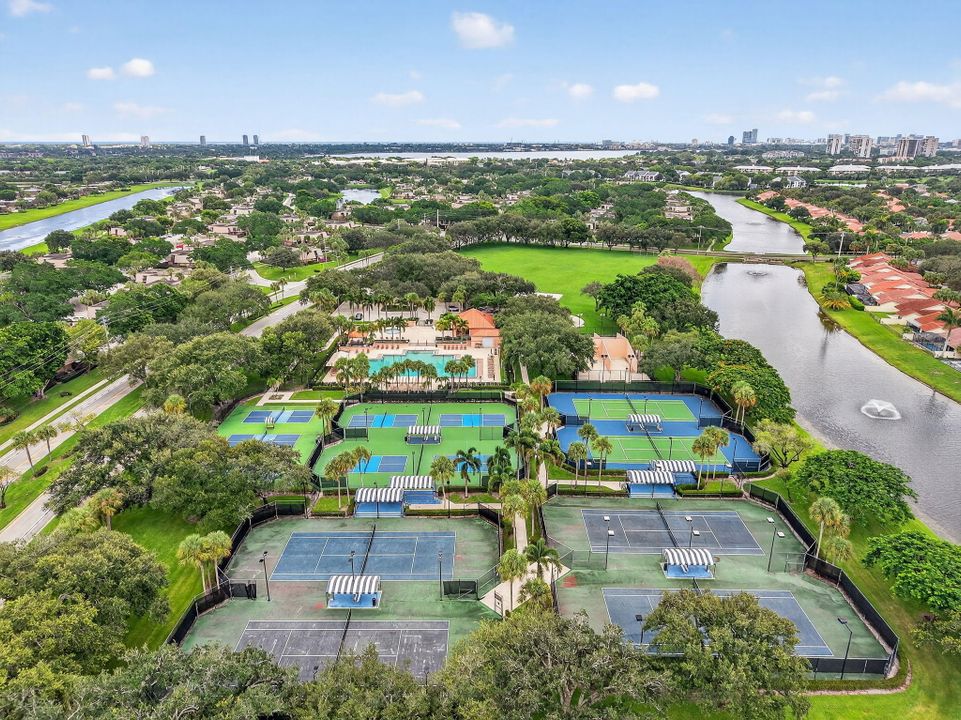 Под контрактом: $1,699,000 (5 спален, 3 ванн, 5019 Квадратных фут)