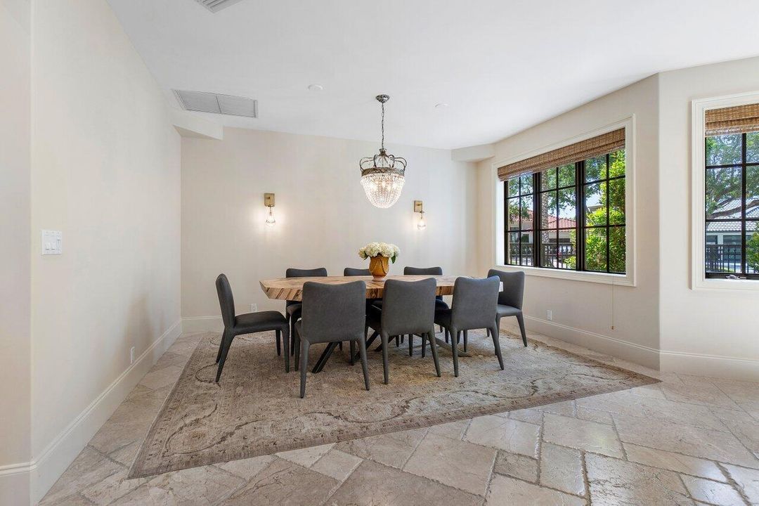 合同活跃: $3,295,000 (4 贝兹, 5 浴室, 4070 平方英尺)