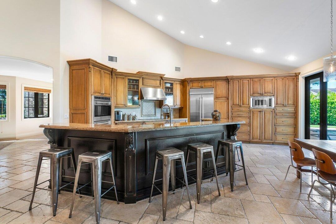 合同活跃: $3,295,000 (4 贝兹, 5 浴室, 4070 平方英尺)