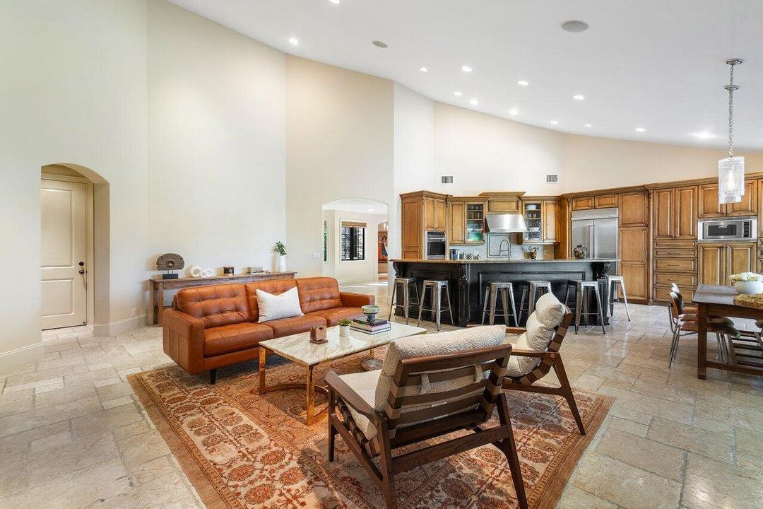 合同活跃: $3,295,000 (4 贝兹, 5 浴室, 4070 平方英尺)