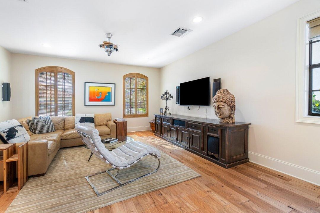 合同活跃: $3,295,000 (4 贝兹, 5 浴室, 4070 平方英尺)