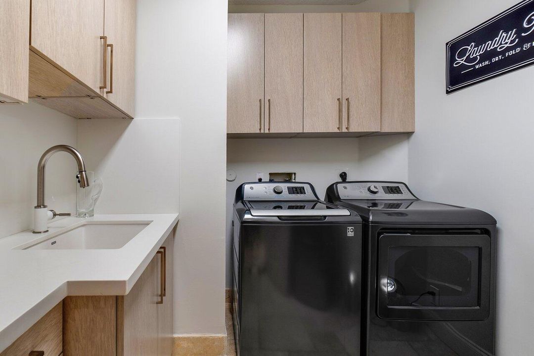 合同活跃: $3,295,000 (4 贝兹, 5 浴室, 4070 平方英尺)