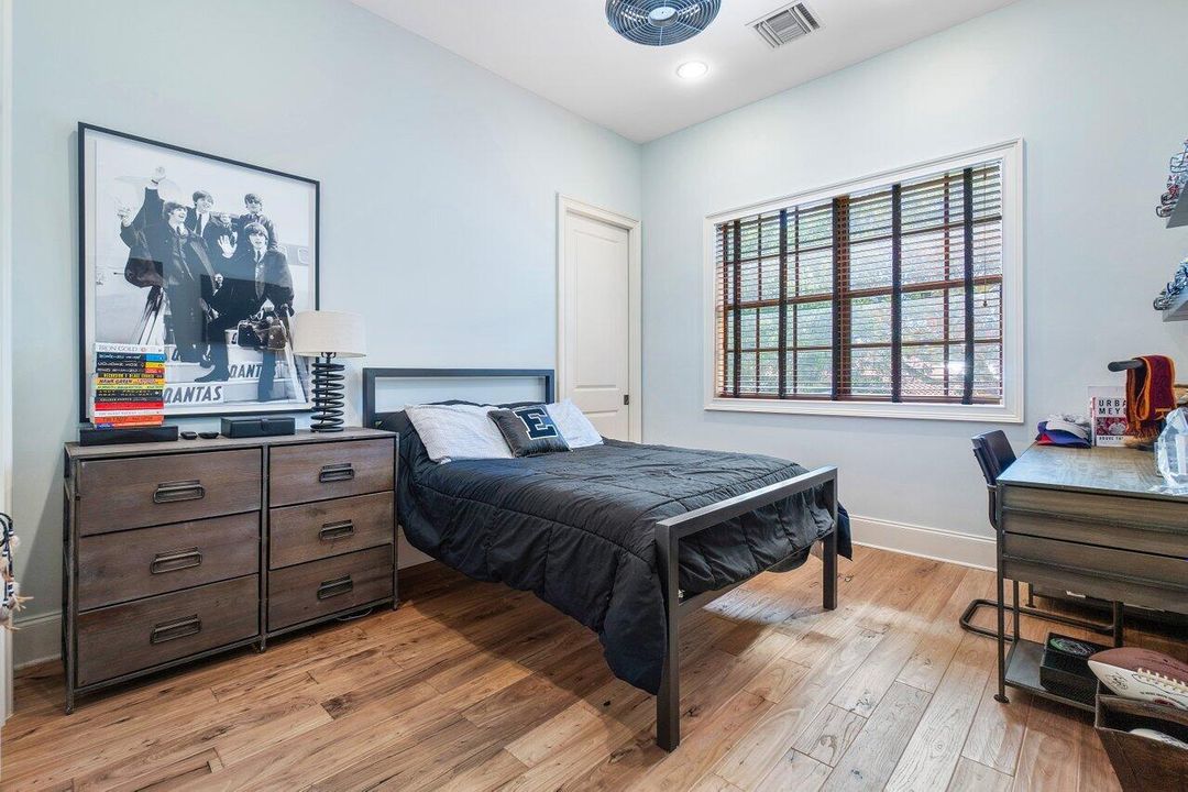 合同活跃: $3,295,000 (4 贝兹, 5 浴室, 4070 平方英尺)