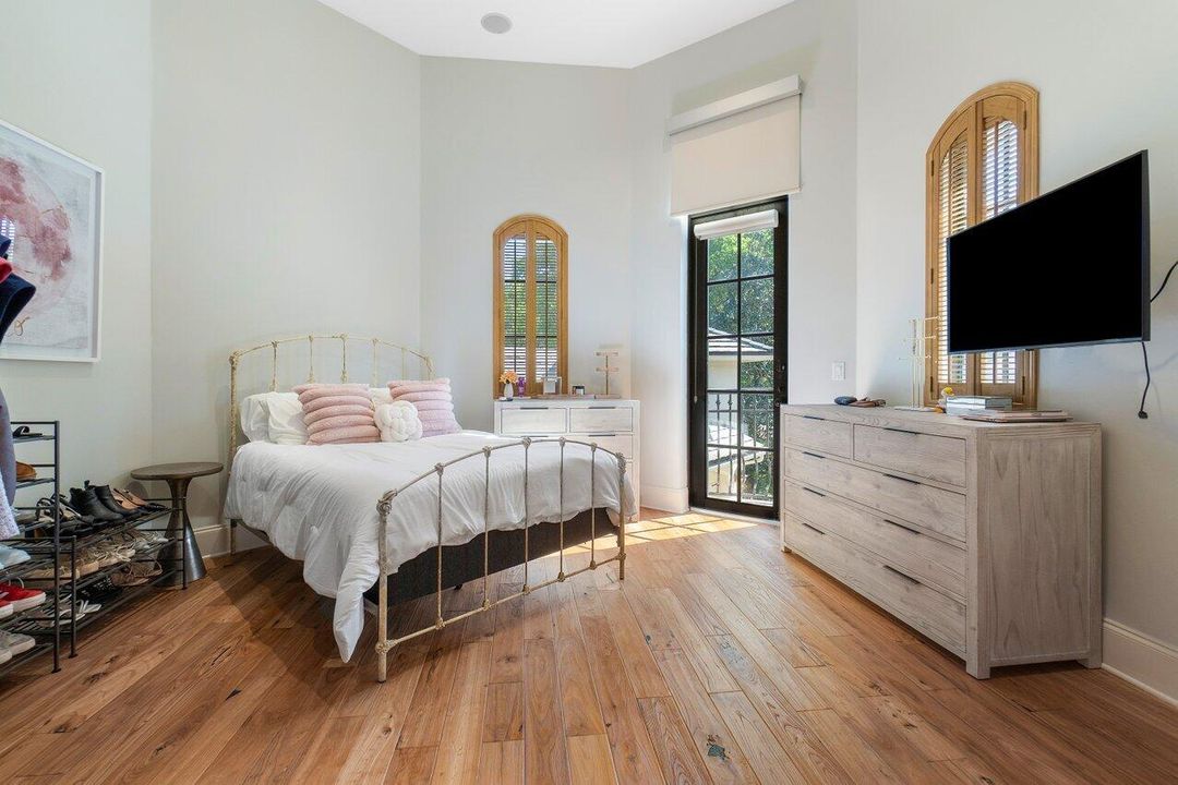 合同活跃: $3,295,000 (4 贝兹, 5 浴室, 4070 平方英尺)