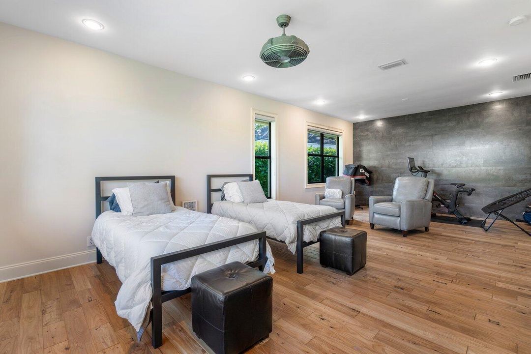 合同活跃: $3,295,000 (4 贝兹, 5 浴室, 4070 平方英尺)