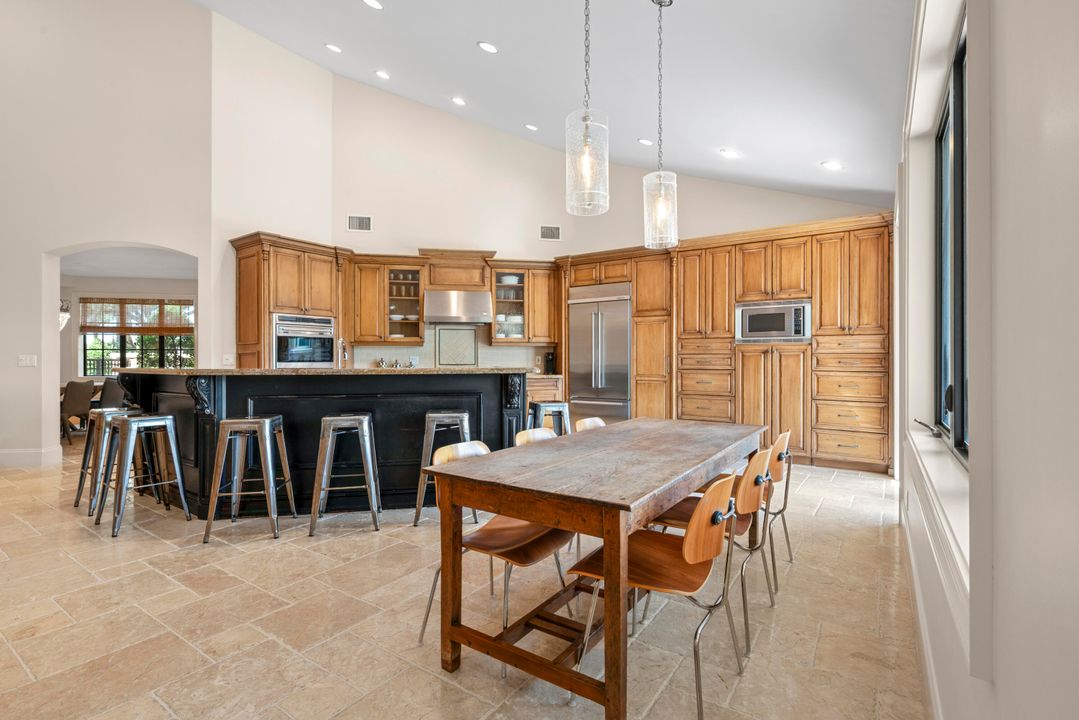 合同活跃: $3,295,000 (4 贝兹, 5 浴室, 4070 平方英尺)