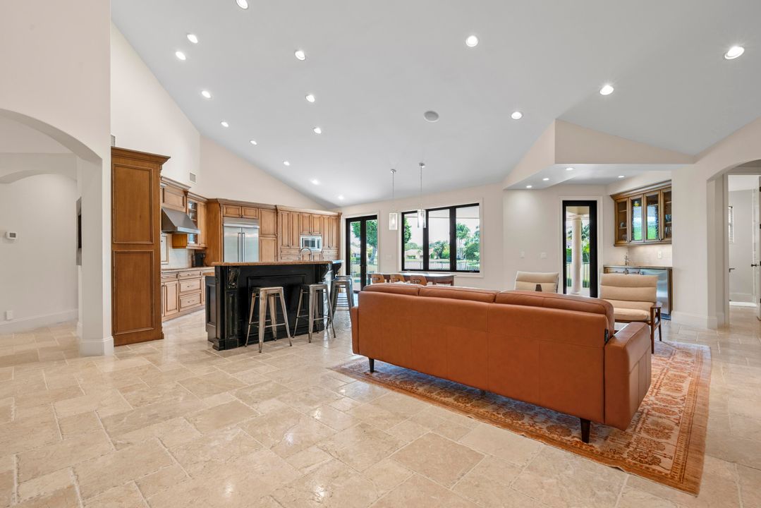 合同活跃: $3,295,000 (4 贝兹, 5 浴室, 4070 平方英尺)