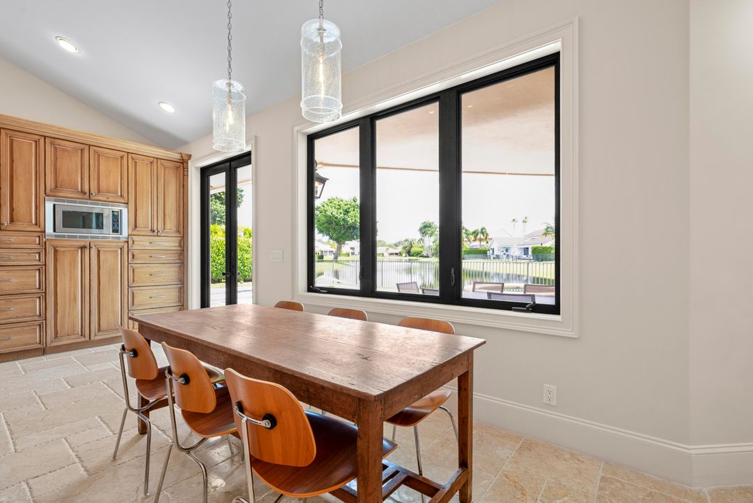 合同活跃: $3,295,000 (4 贝兹, 5 浴室, 4070 平方英尺)