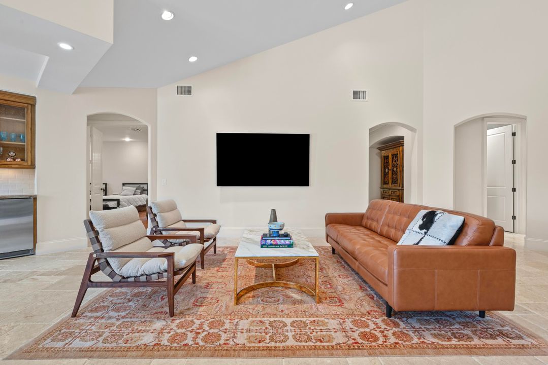 合同活跃: $3,295,000 (4 贝兹, 5 浴室, 4070 平方英尺)