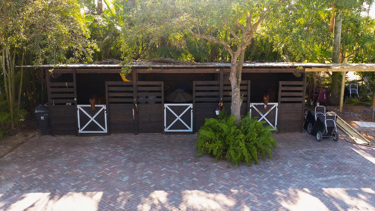 出租: $15,000 (5 贝兹, 6 浴室, 4660 平方英尺)