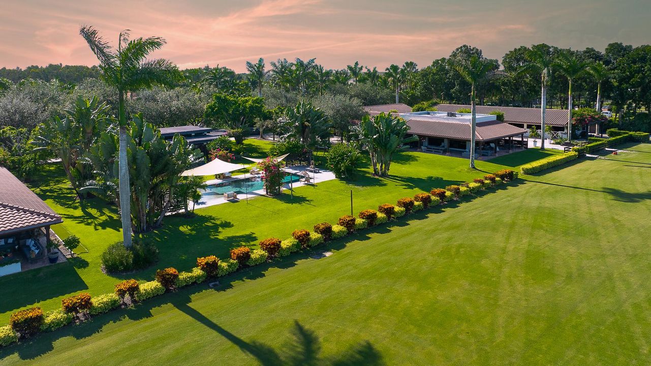 出租: $15,000 (5 贝兹, 6 浴室, 4660 平方英尺)