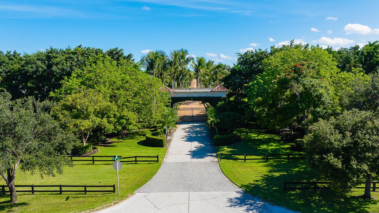 出租: $15,000 (5 贝兹, 6 浴室, 4660 平方英尺)