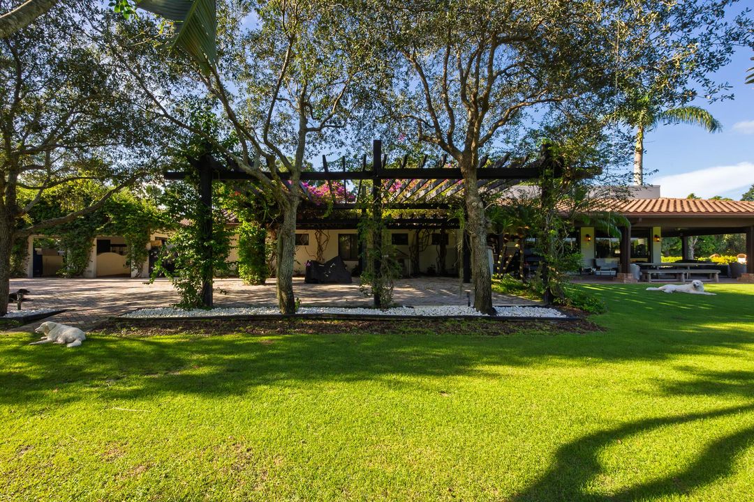 出租: $15,000 (5 贝兹, 6 浴室, 4660 平方英尺)