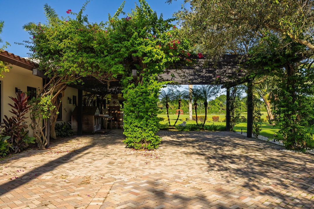 出租: $15,000 (5 贝兹, 6 浴室, 4660 平方英尺)