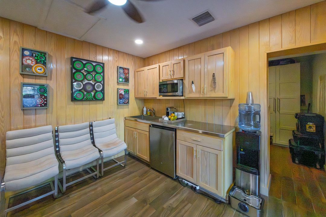 出租: $15,000 (5 贝兹, 6 浴室, 4660 平方英尺)