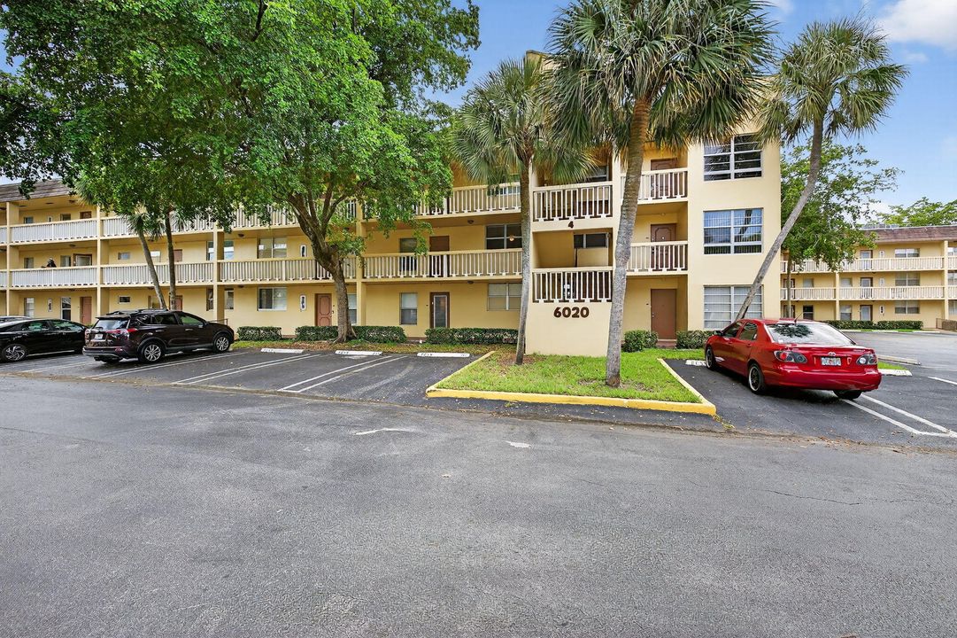 Active With Contract: $99,000 (2 beds, 2 baths, 880 Square Feet)