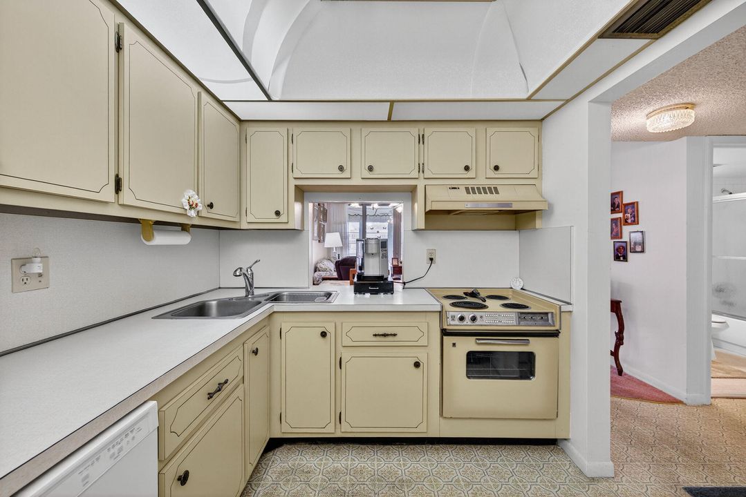 Active With Contract: $99,000 (2 beds, 2 baths, 880 Square Feet)