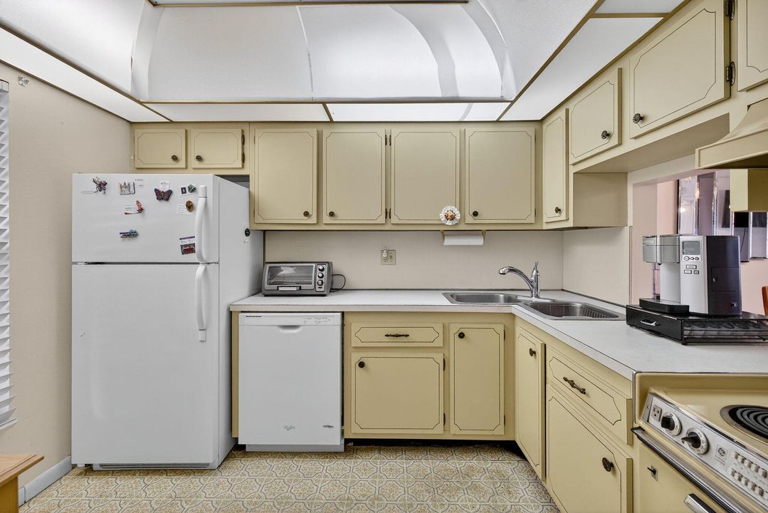 Active With Contract: $99,000 (2 beds, 2 baths, 880 Square Feet)