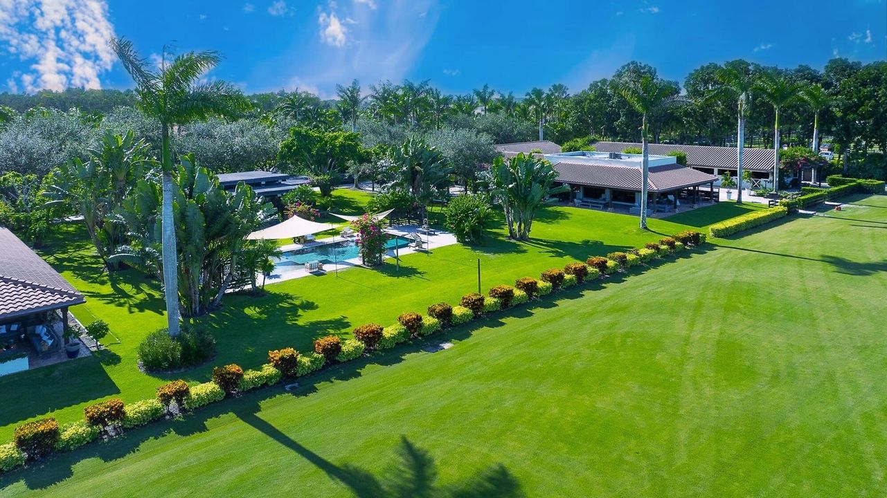 出租: $15,000 (5 贝兹, 6 浴室, 4660 平方英尺)