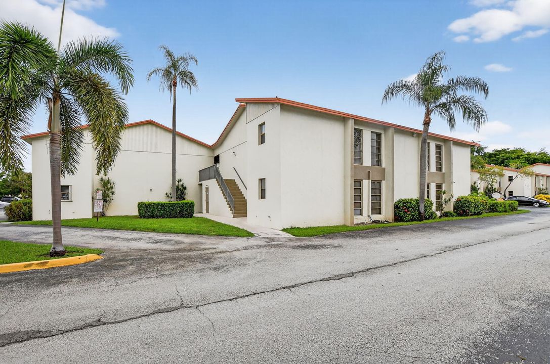 Active With Contract: $185,000 (2 beds, 2 baths, 910 Square Feet)