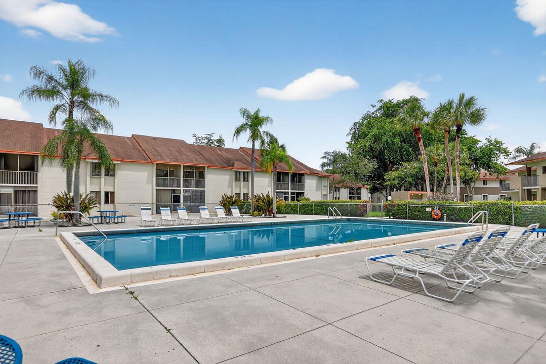 Active With Contract: $185,000 (2 beds, 2 baths, 910 Square Feet)