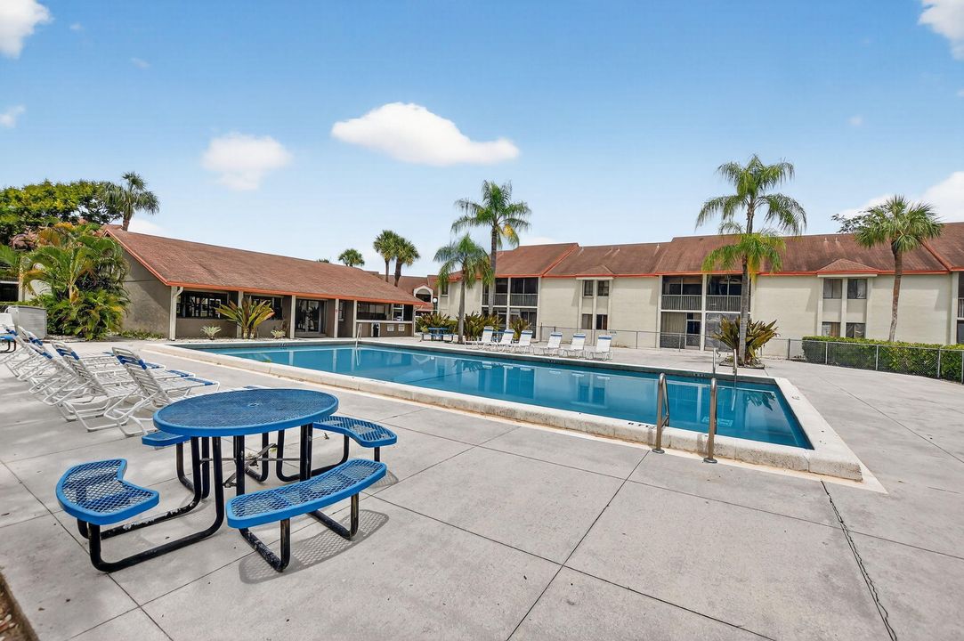 Active With Contract: $185,000 (2 beds, 2 baths, 910 Square Feet)