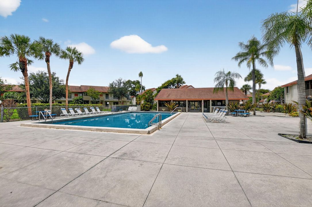 Active With Contract: $185,000 (2 beds, 2 baths, 910 Square Feet)