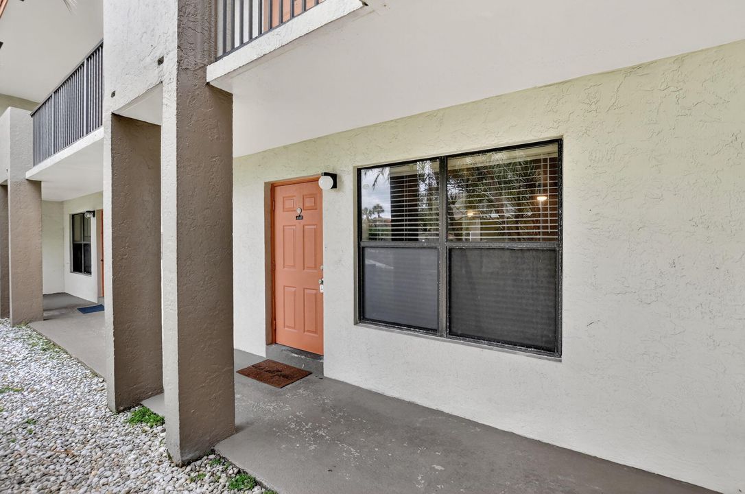 Active With Contract: $185,000 (2 beds, 2 baths, 910 Square Feet)