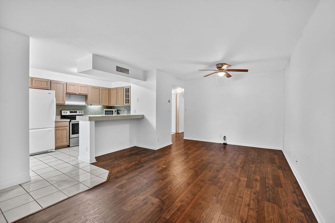 Active With Contract: $185,000 (2 beds, 2 baths, 910 Square Feet)