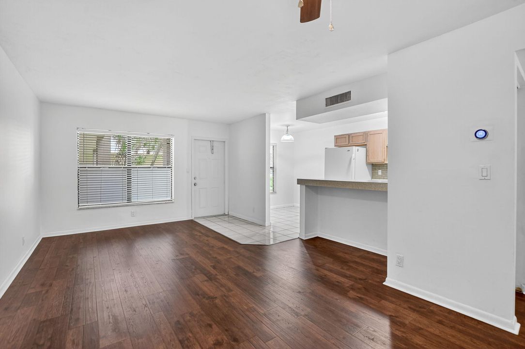 Active With Contract: $185,000 (2 beds, 2 baths, 910 Square Feet)