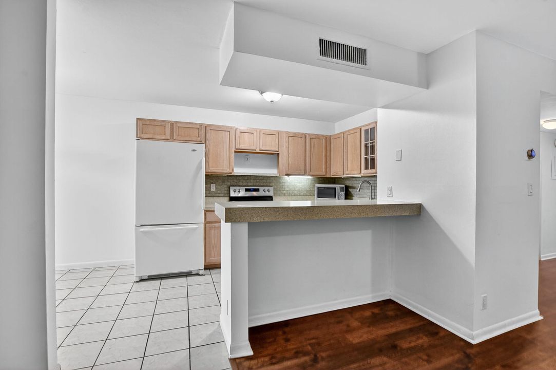 Active With Contract: $185,000 (2 beds, 2 baths, 910 Square Feet)